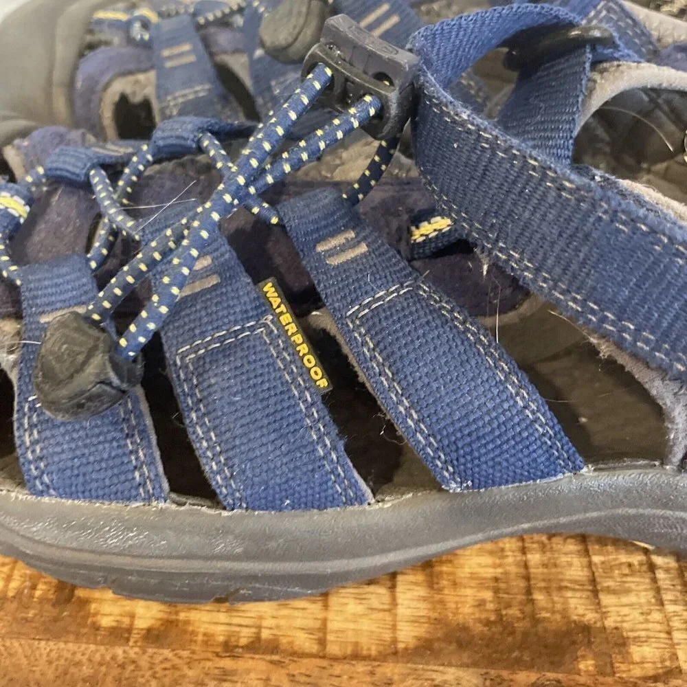 Keen Youth Newport H2 Sandals Water Shoes Size 5 Kids Boys Athletic Waterproof
